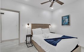 Sleeps 24-Spacious Suites Near Fq W Pool